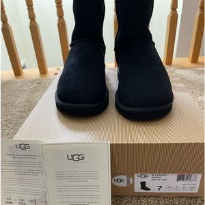 Brand New Woman’s UGG Classic Short I Black Size 7